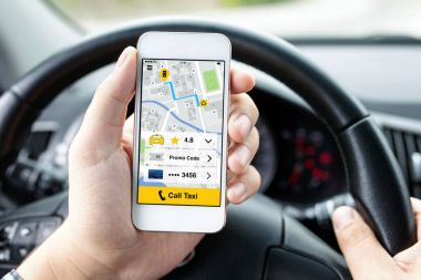 adam telefon app çağrı taksi tutarak arabada eller
