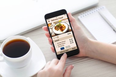 Telefon app teslim gıda ile ekranda holding kadınlar eller 