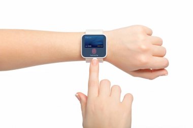 İzole eller smartwatch bankamatik kartı app touch ve ödeme