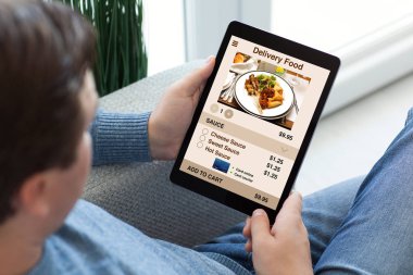 adam tablet bilgisayar app teslim gıda ile tutan kot pantolon