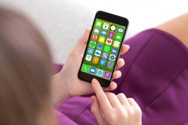 telefon ile ev perde simgeler apps tutan kadın mor elbise