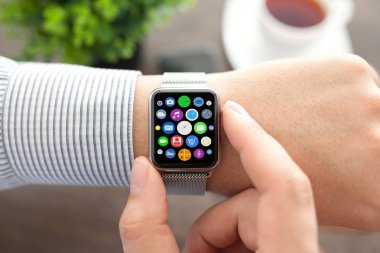 Adam akıllı dokunma izle ana ekran simgeleri apps ile eller