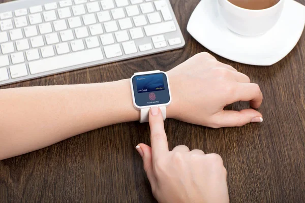 孤立的女性手 smartwatch 借记卡卡 app 触摸和薪酬 — 图库照片