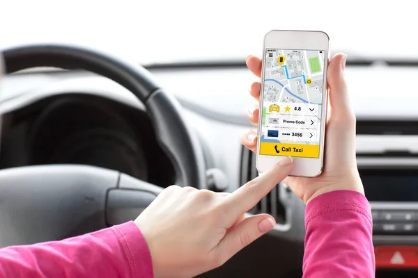 Eller kadın arabada telefon app çağrı taksi tutarak — Stok fotoğraf