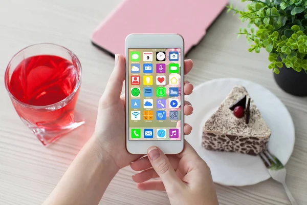 Donna mani in possesso di telefono bianco con home screen icone apps — Foto Stock