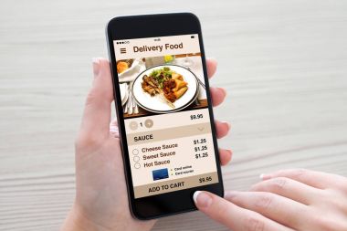 Telefon app teslim gıda ile ekranda holding kadınlar eller