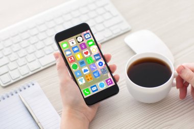 kahve telefon ana ekran simgeleri apps klavye tutan eller kadın