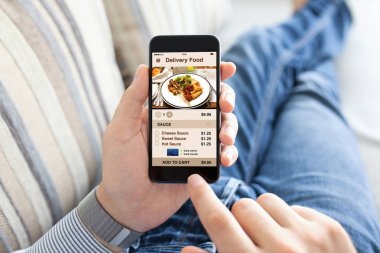 dokunmatik telefon app teslim gıda ile ekranda tutan adam