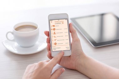 Beyaz telefon teslim paketiDesteklenen izleme uygulaması ile holding kadınlar eller