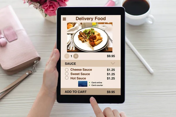 Vrouw handen met tablet pc met app levering voedsel scree — Stockfoto