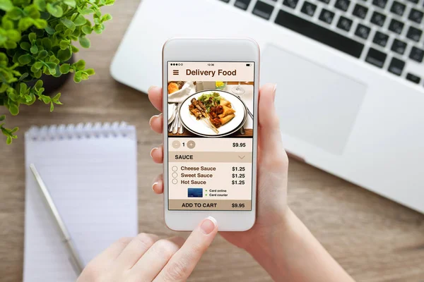 Kvinnelig håndholdt hvit telefon med app-matskjerm – stockfoto