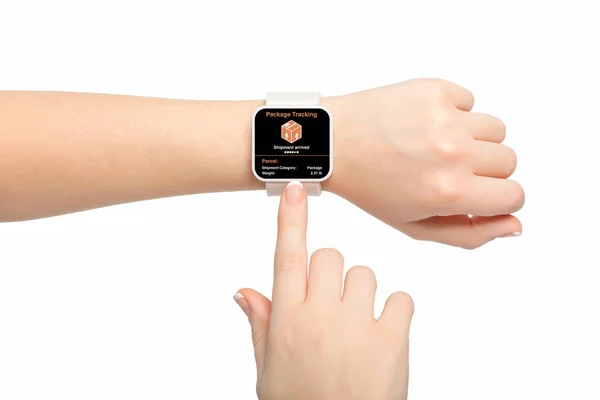 Isolierte weibliche Hand mit weißer Smartwatch App Package Tracking — Stockfoto