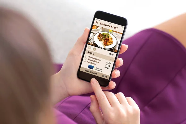 Niña sosteniendo el teléfono con comida de entrega de aplicaciones en pantalla — Foto de Stock