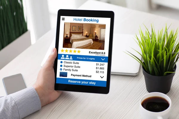 bilgisayar tablet ile app otel rezervasyon perde tutan adam el