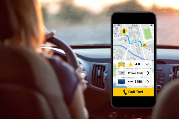 Telefon med ansökan ring taxi skärmen bakgrunden kvinna körning — Stockfoto