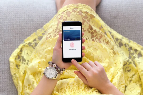 bankamatik kartı app touch ücretli telefon tutan kadın