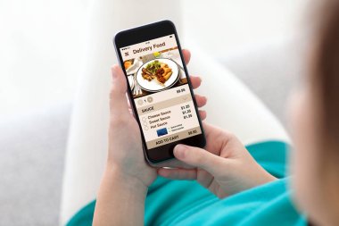 kadın telefon app teslim gıda ekran ile tutarak Divan