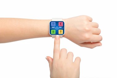 İzole el beyaz smartwatch ile app akıllı ev perde