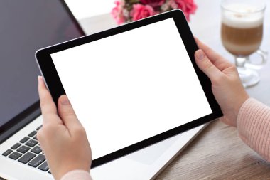 tablet bilgisayar ile izole ekran laptop holding kadın eller 