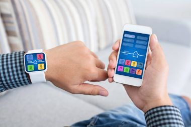 Erkek el telefon tutarak dikkat app akıllı ev ile akıllı