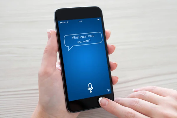 Kvinnor händer håller telefonen med appen personlig assistent på skärmen — Stockfoto