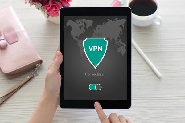 Vrouw met tablet app VPN-creatie internetprotocollen beschermen — Stockfoto