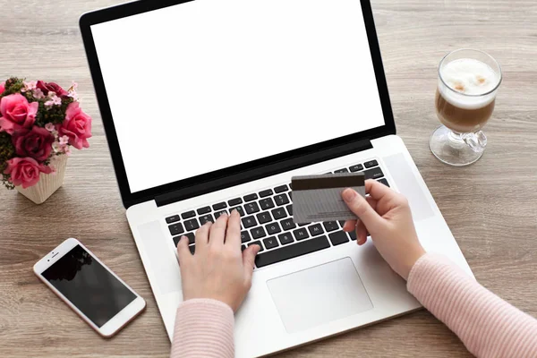 Manos femeninas que sostienen el ordenador portátil del teclado del crédito cardon con aislado — Foto de Stock