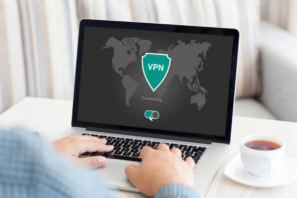 Mann hält Notebook App vpn Schaffung Internet-Protokolle schützen — Stockfoto