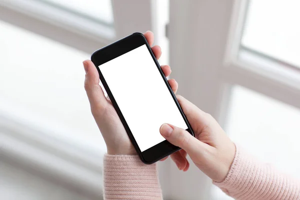 Mulheres mãos segurando telefone com tela isolada fundo windo — Fotografia de Stock