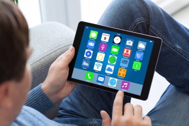 Ana ekran tablet bilgisayarınızla simgeler apps tutan adam kot