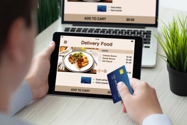 app teslim gıda ile kredi kartı tablet defter tutan adam