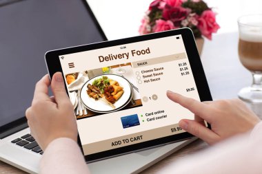 tablet bilgisayar app teslim gıda dağ eteğindeki taş yığını ile holding kadın eller
