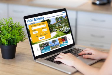 kadın el laptop ekranında rezervasyon otel online arama ile