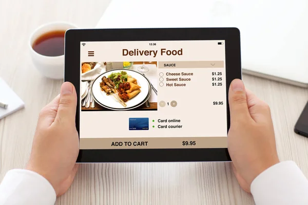 Tablet app teslim gıda ile ekranda holding adam eller — Stok fotoğraf