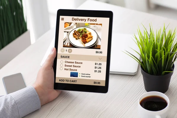 Bilgisayar tablet ile app teslim gıda perde tutan adam el