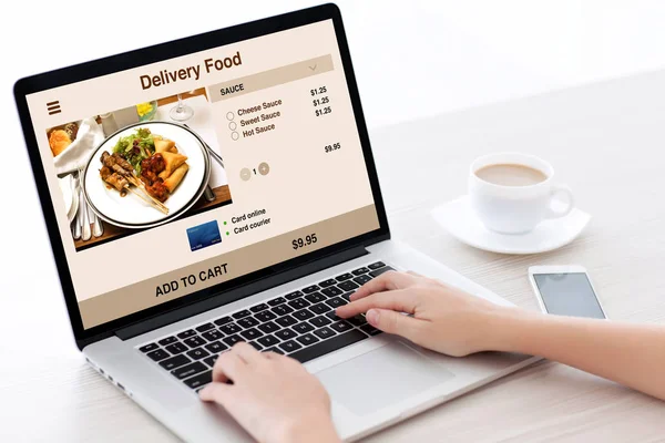 Woman hands typing on laptop keyboard with delivery food screen — Stock Photo, Image