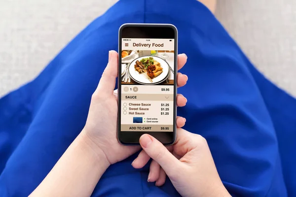 Vrouw met telefoon met app levering voedsel op scherm — Stockfoto