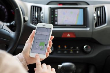 İPhone uygulama taksi Uber 6s holding kadın eller
