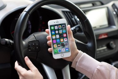 Ana ekran ile iPhone 6s arabaya holding kadın eller