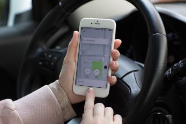 İPhone uygulama taksi Uber 6s holding kadın eller
