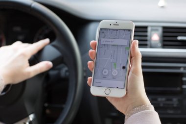 İPhone uygulama taksi Uber 6s holding kadın eller