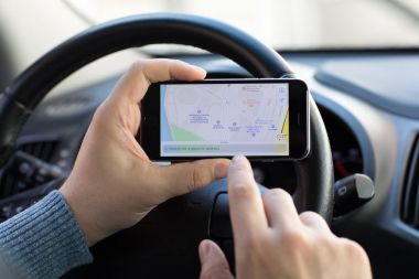 İPhone uygulama cartographical hizmeti ile holding adam eller