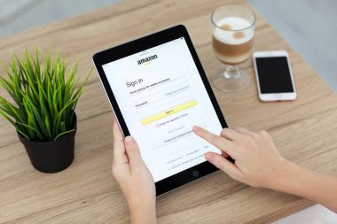 İPad Pro hizmet Amazon alışveriş Online ile tutan kadın