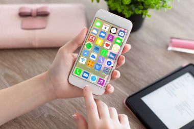 Ana ekran ile beyaz telefon simgeleri apps tutan eller 