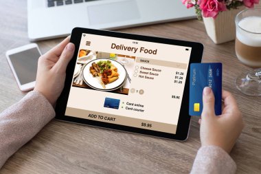 kredi kartı tablet app teslim gıda ile holding kadın eller