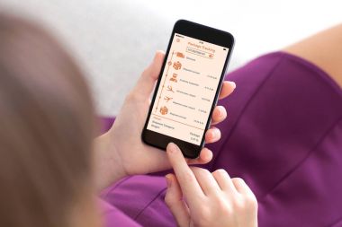 dağıtım paket ekranda izleme uygulaması ile telefon tutan kadın