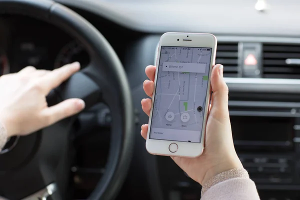 Vrouw handen met iphone 6s met toepassing Uber Taxi — Stockfoto