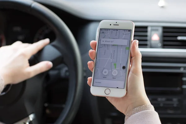 Woman hands holding iPhone 6S with application Taxi Uber — Stock Photo, Image