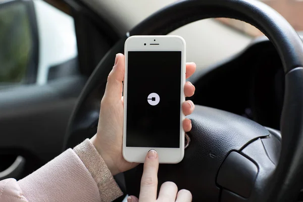 女性両手タクシー ユーバーのアプリケーションと iphone 6 s — ストック写真