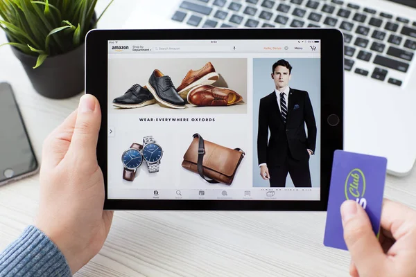 Hombre sosteniendo iPad Pro con servicio de compras en línea Amazon — Foto de Stock
